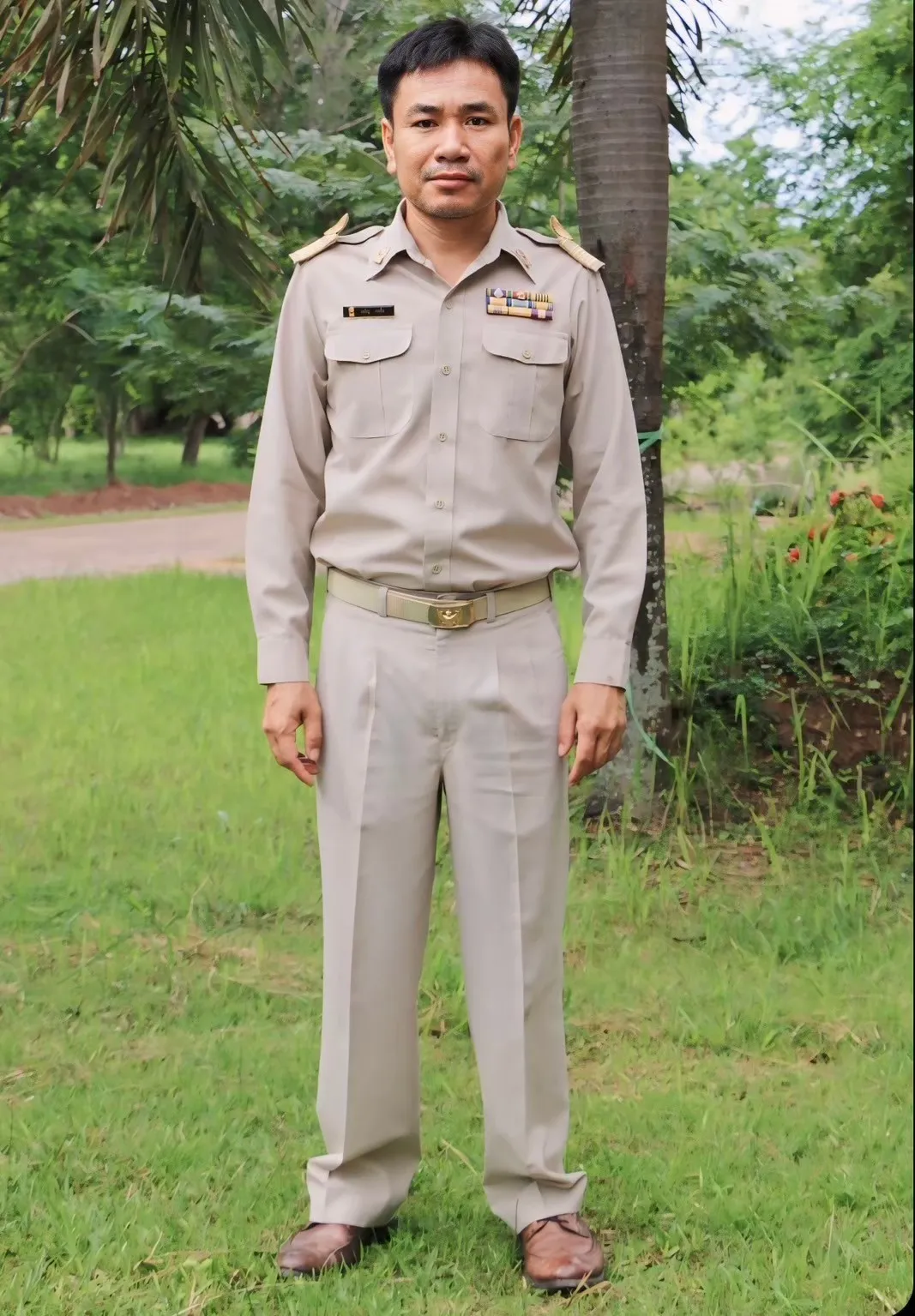 นายเจริญ คนซื่อ